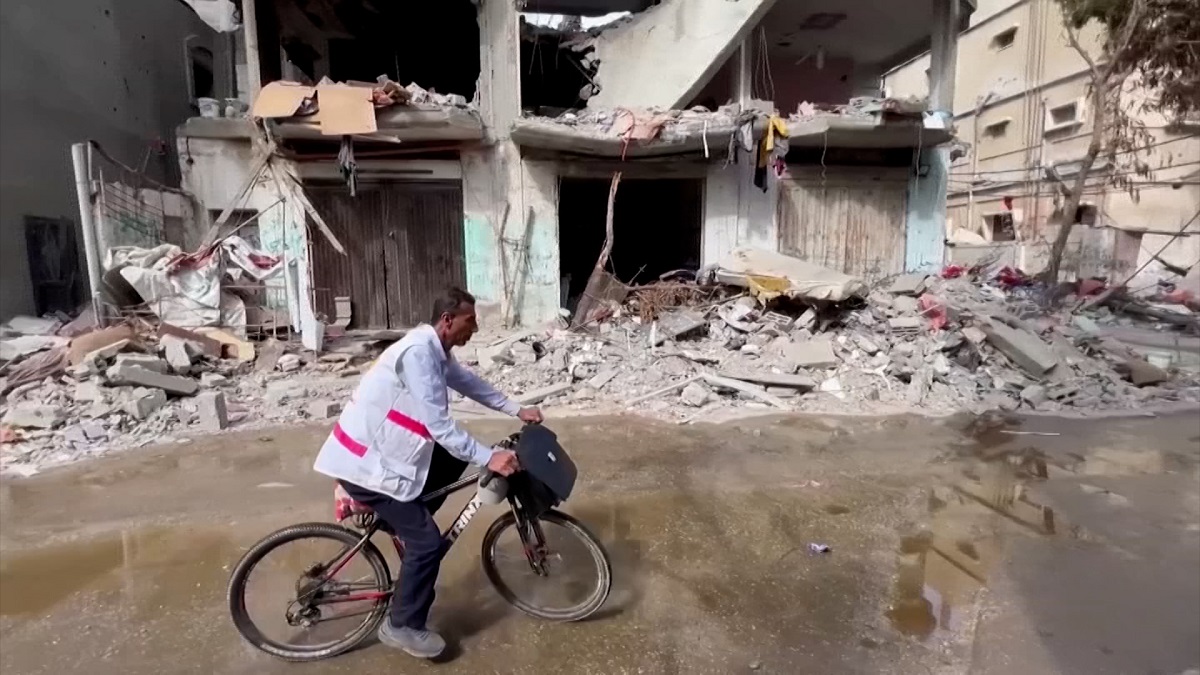 গাজায় সাইকেল চালিয়ে চিকিৎসা সেবা দেয়া এক ডাক্তারের গল্প!