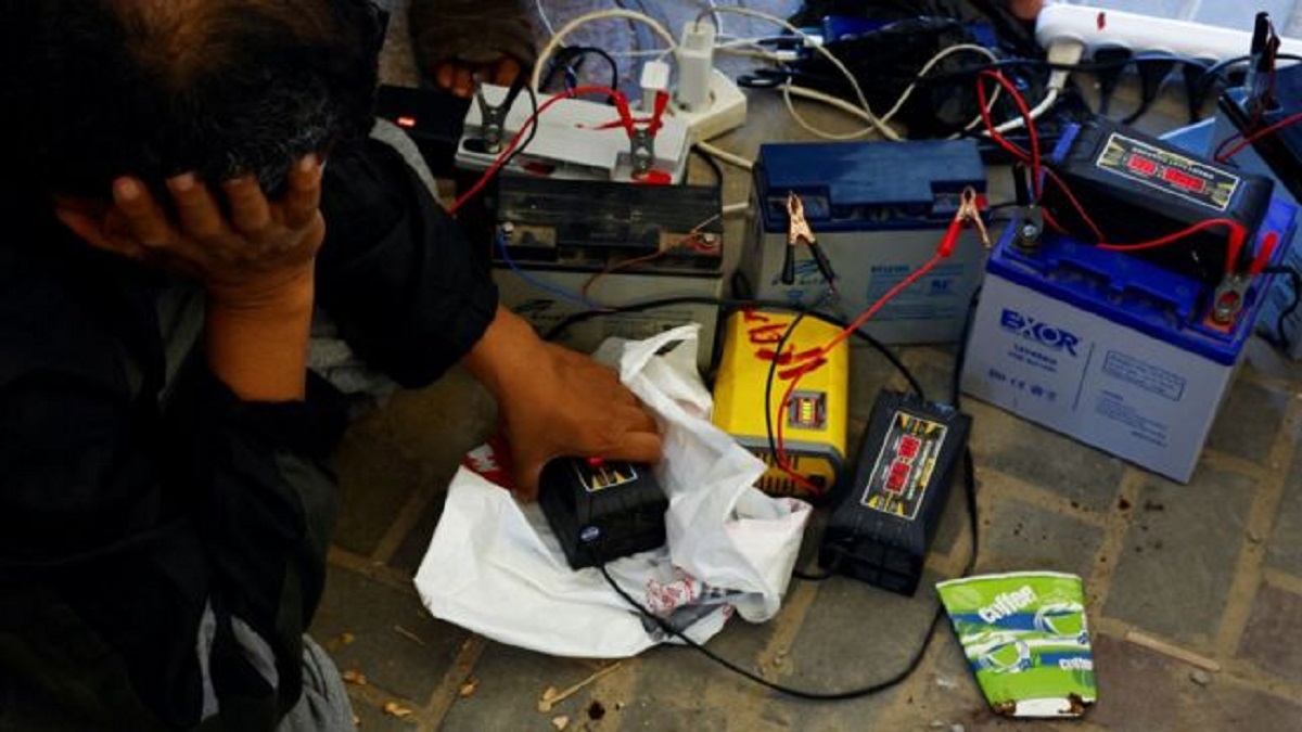 বিদ্যুৎ সংকটেও অভিনব উপায়ে যোগাযোগ রক্ষা করছে গাজাবাসী