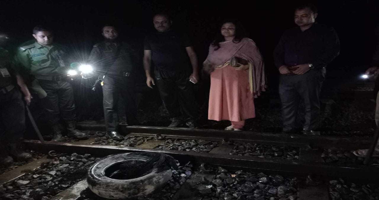 দিনাজপুরে রেললাইনে আগুন
