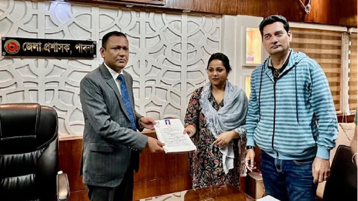 মনোনয়নপত্র জমা দিলেন কন্ঠশিল্পী ডলি সায়ন্তনী