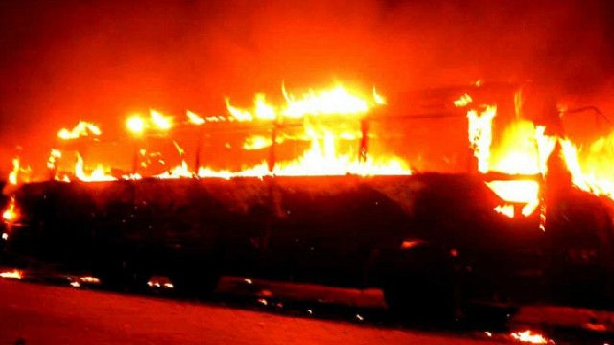 রাজধানীর দিয়াবাড়িতে বাসে আগুন