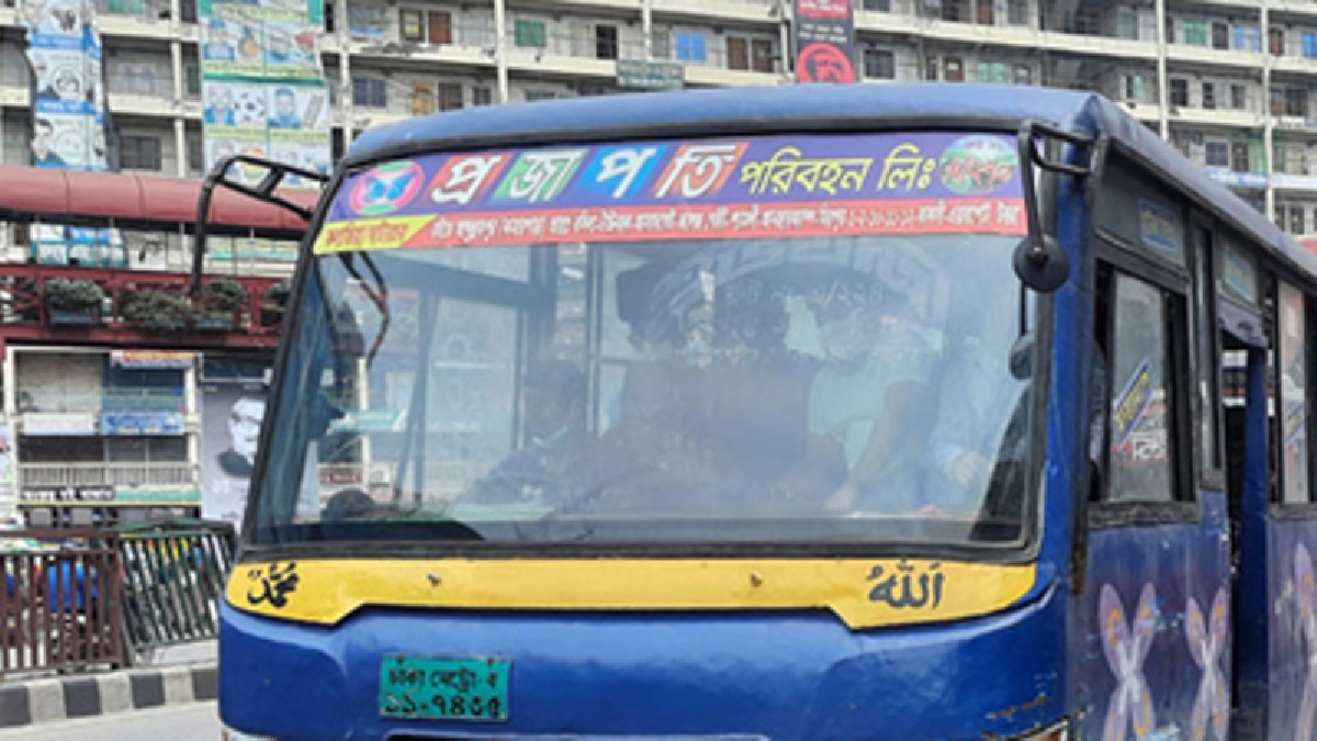 রাজধানীর মিরপুরে বাসে আগুন