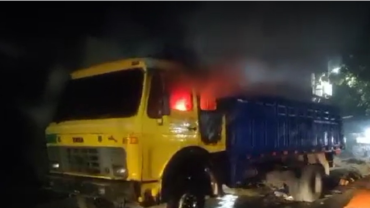 রাজশাহীতে থেমে থাকা ট্রাকে আগুন