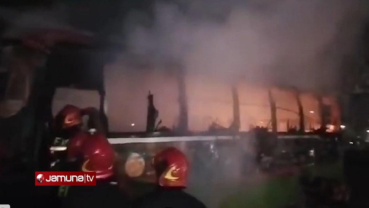 রাজধানীর কাজলায় বাসে আগুন