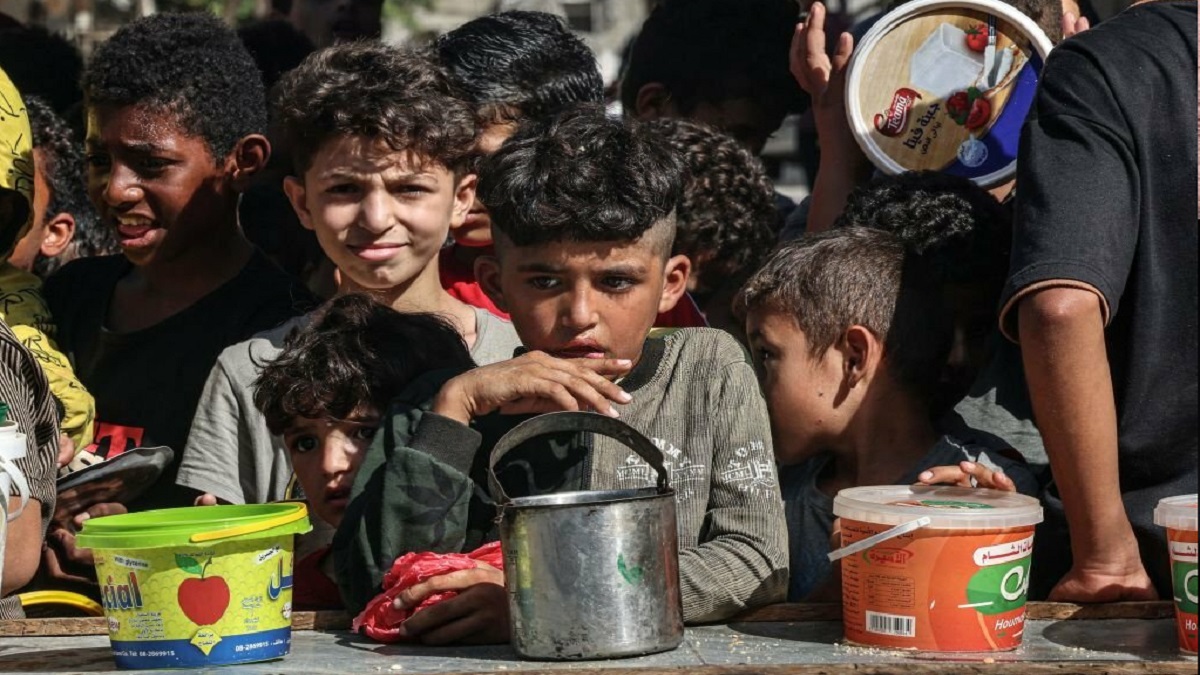 একটু রুটি ও এক চুমুক পানি চাইছে গাজার শিশুরা