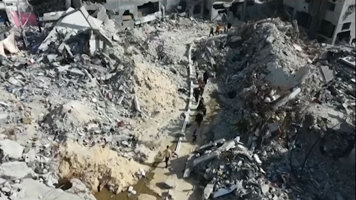 যুদ্ধবিরতির সুযোগে প্রিয়জনের মরদেহের খোঁজে গাজাবাসী