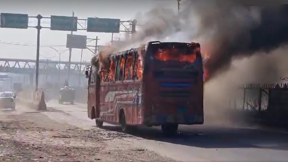গাজীপুরে বাস ও ২ কাভার্ডভ্যানে আগুন
