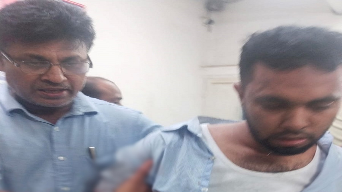 ট্রেনের বাইরে হাত, ট্রাকের ধাক্কায় যাত্রীর কবজি বিচ্ছিন্ন