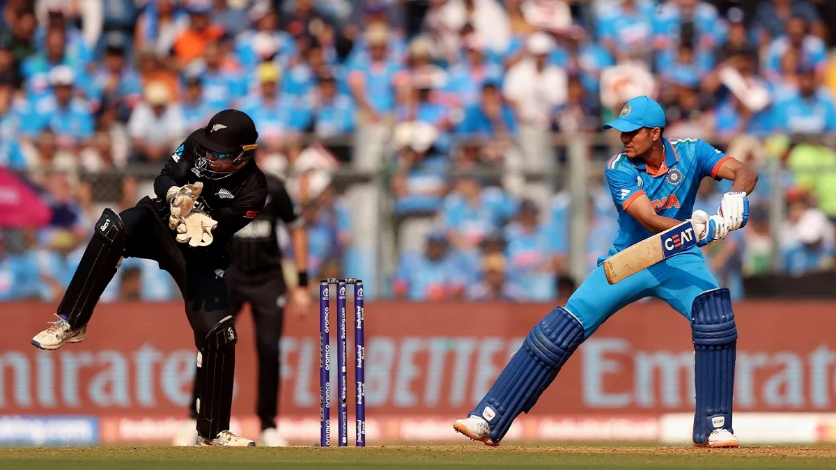 রোহিত ঝড়ের পর গিলের ব্যাটে লড়ছে ভারত