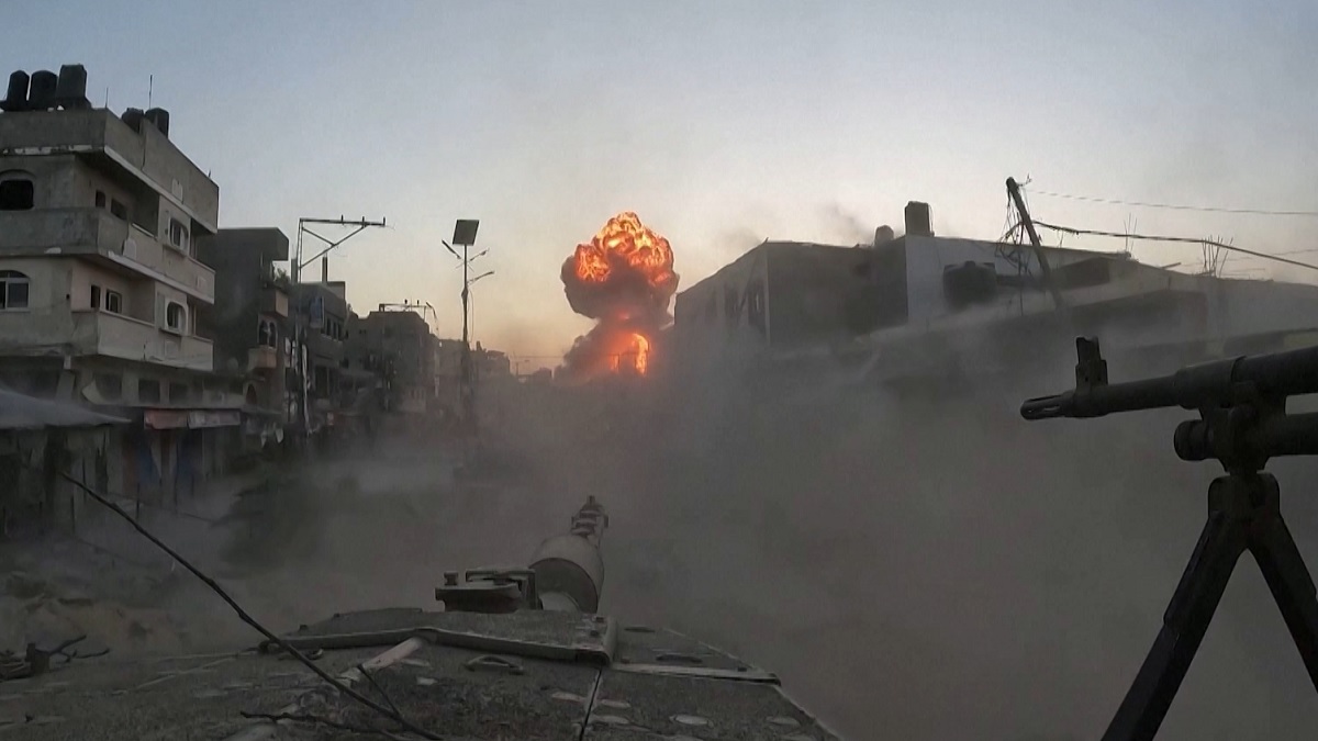 গাজায় আকাশ ও স্থল অভিযান অব্যাহত রেখেছে ইসরায়েল