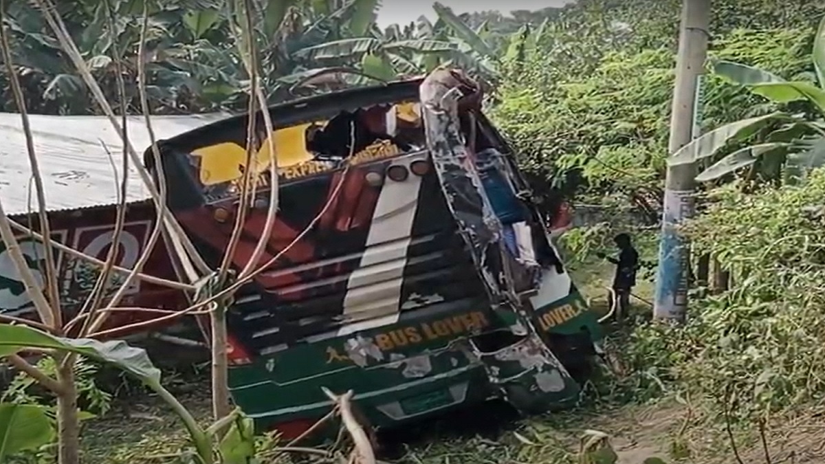 ঝিনাইদহে দেয়াল ভেঙে বাড়িতে ঢুকে গেলো বাস