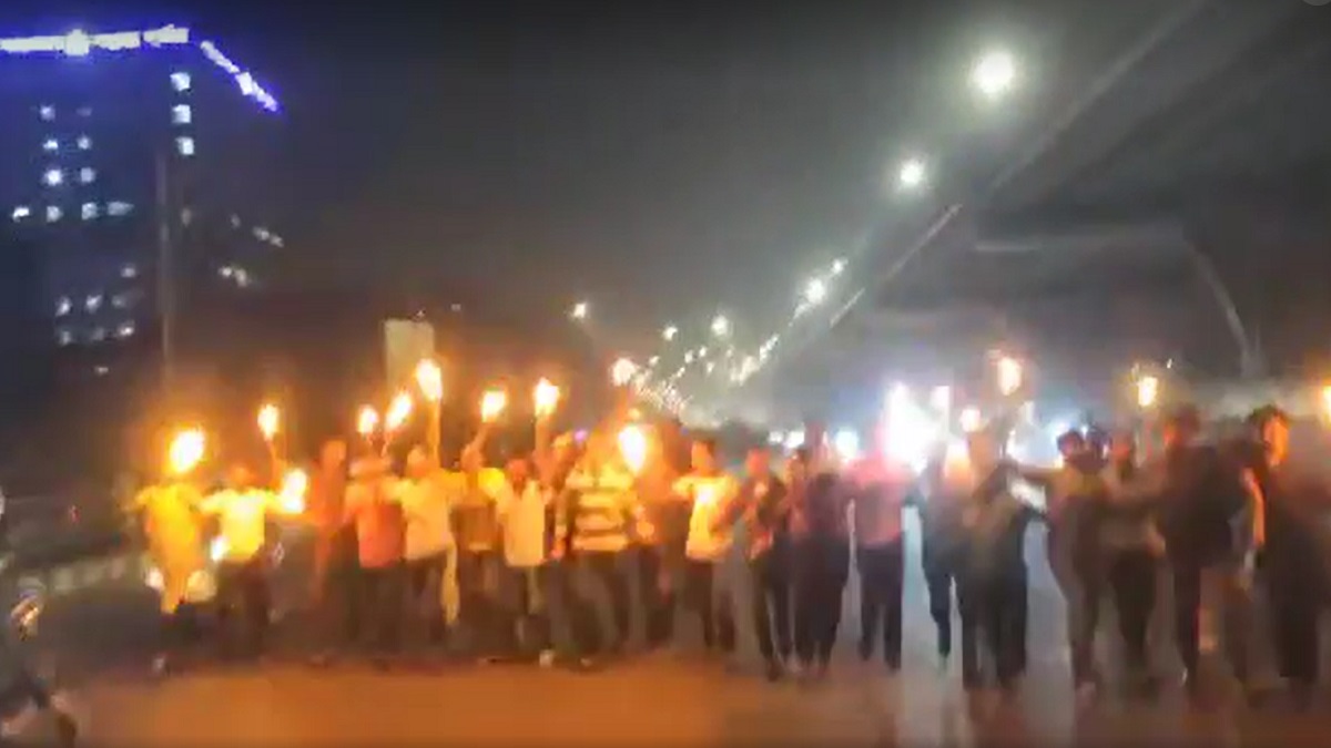 অবরোধ সমর্থনে বনানী কাকলী সড়কে মশাল মিছিল