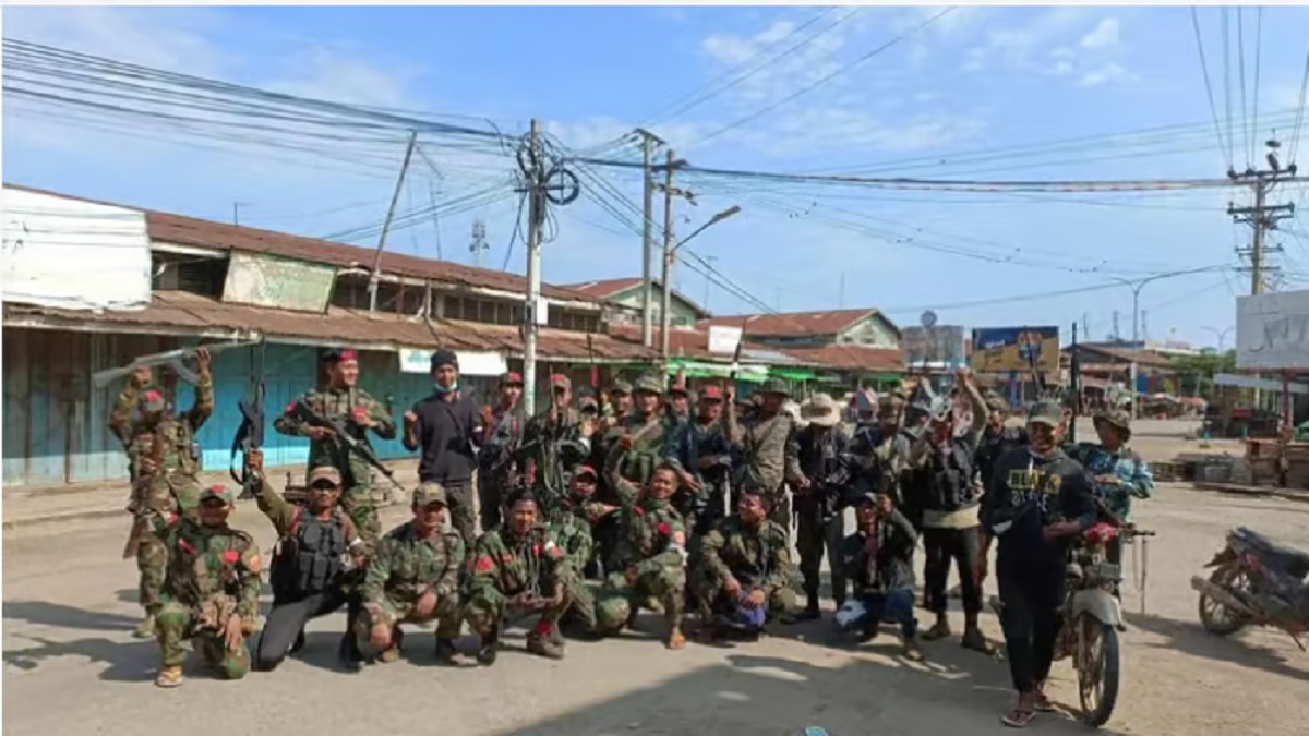 মিয়ানমারে ১০টি শহরের নিয়ন্ত্রণ নিলো বিদ্রোহীরা, পর্যুদস্ত সামরিক জান্তা