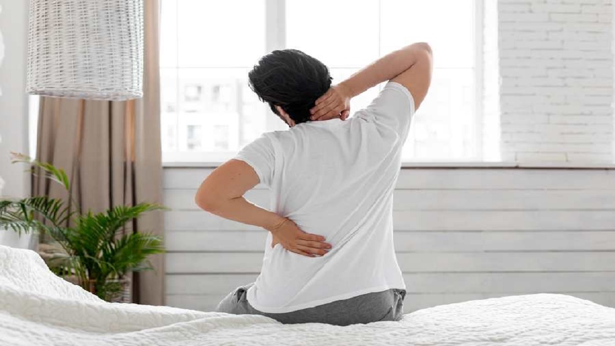 ঘুম থেকে উঠেই শরীরে ব্যথা? খাদ্যাভ্যাসে রাশ টানুন