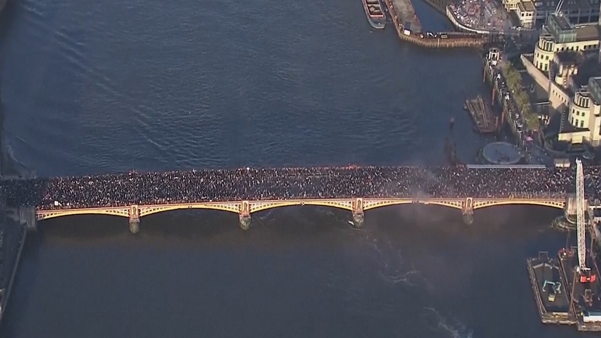 ইসরায়েলি নৃশংসতার প্রতিবাদে লন্ডনে ৩ লক্ষাধিক মানুষের বিক্ষোভ