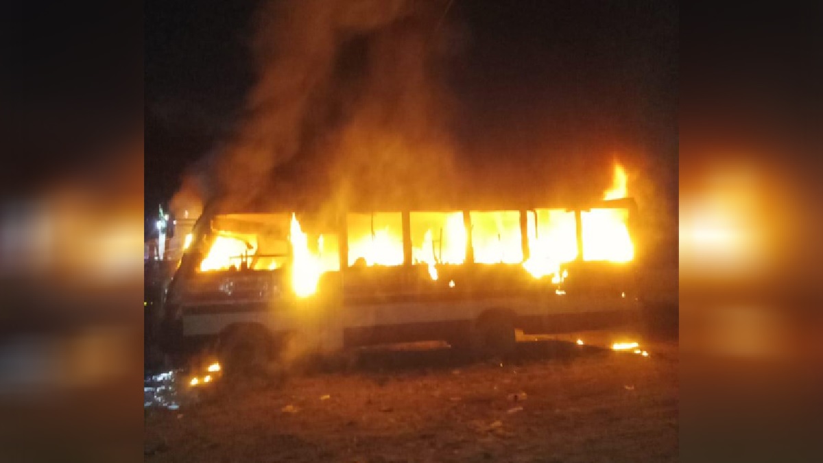 রাজধানীর মাতুয়াইলে বাসে আগুন