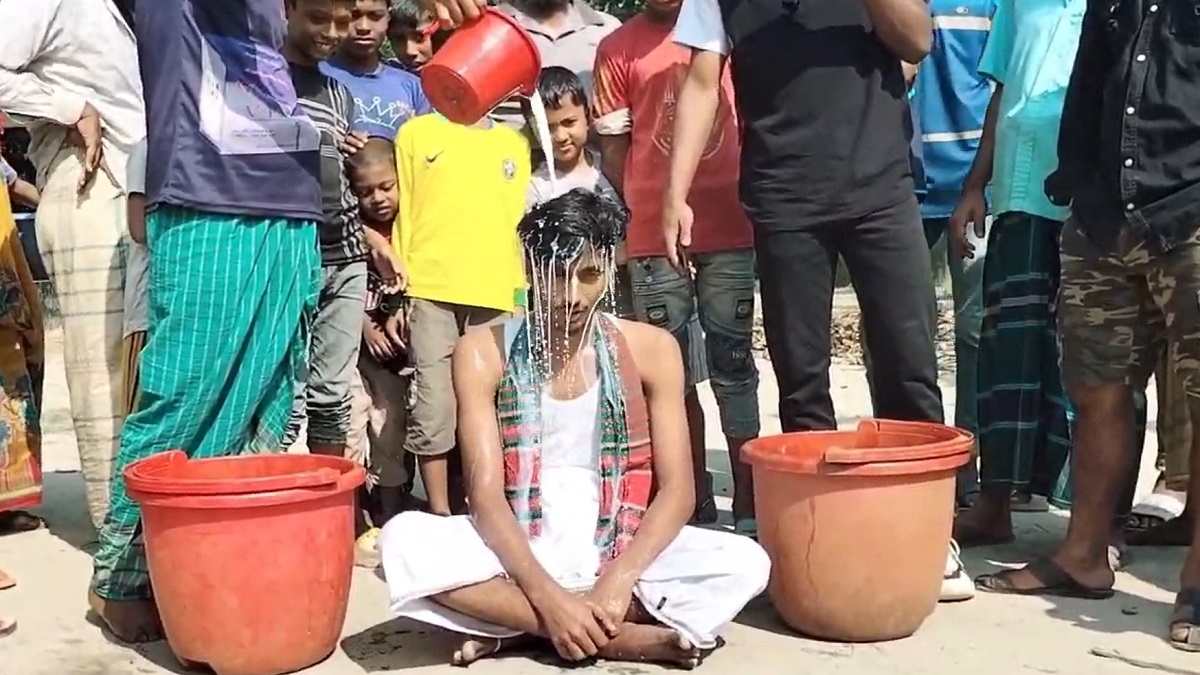 প্রেমের স্ত্রীর ডিভোর্স; দুধ দিয়ে গোসল করে প্রেম-বিয়ে না করার শপথ তরুণের