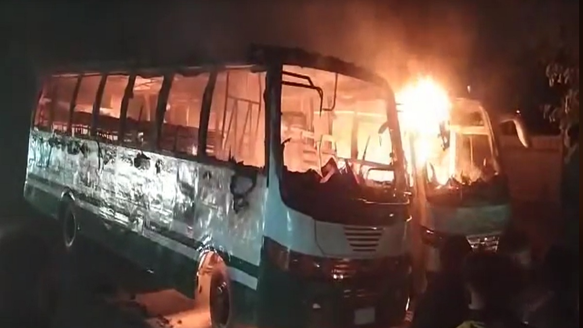 রাতে মিরপুরে ৩ বাসে আগুন