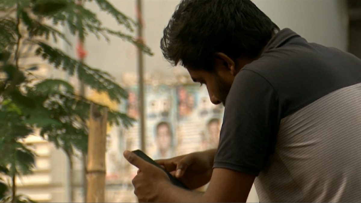 মোবাইলেই জগৎ-সংসার, ক্ষতিকর জেনেও কেনো সরে আসতে পারছে না তরুণ প্রজন্ম?