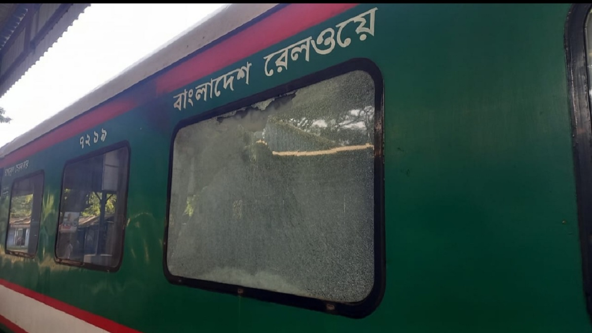 ঈশ্বরদীতে মৈত্রী এক্সপ্রেসে ককটেল হামলা, গ্লাস ভাঙচুর