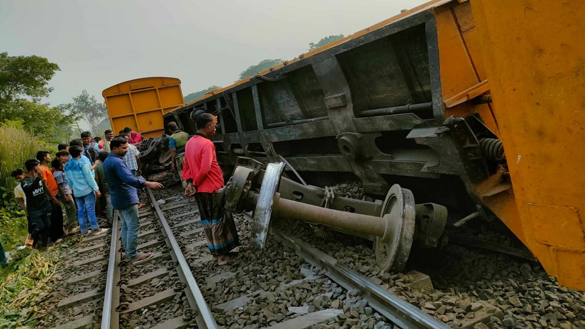 নাটোরে দুর্ঘটনা: প্রায় ৫ ঘণ্টা পর উত্তরাঞ্চলের সঙ্গে রেল যোগাযোগ স্বাভাবিক