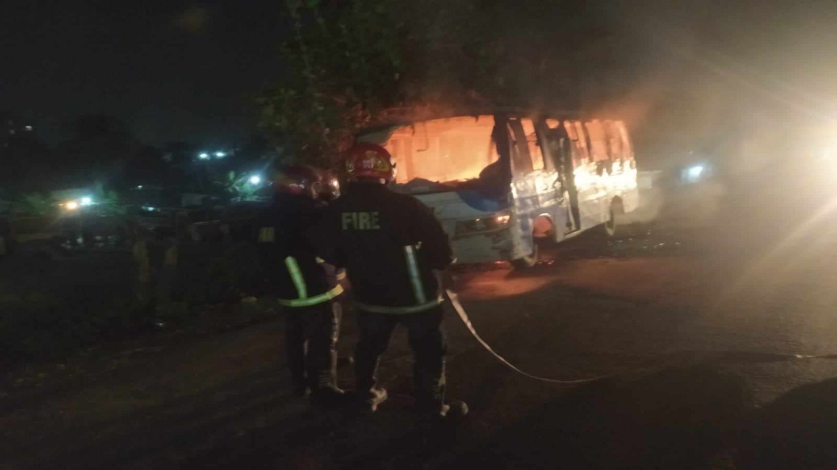 নারায়ণগঞ্জে দুর্বৃত্তদের আগুনে পুড়লো বাস