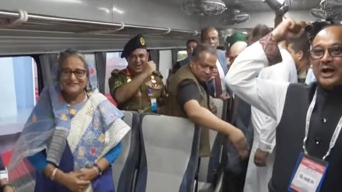 ট্রেনে কক্সবাজার থেকে রামুর পথে প্রধানমন্ত্রী