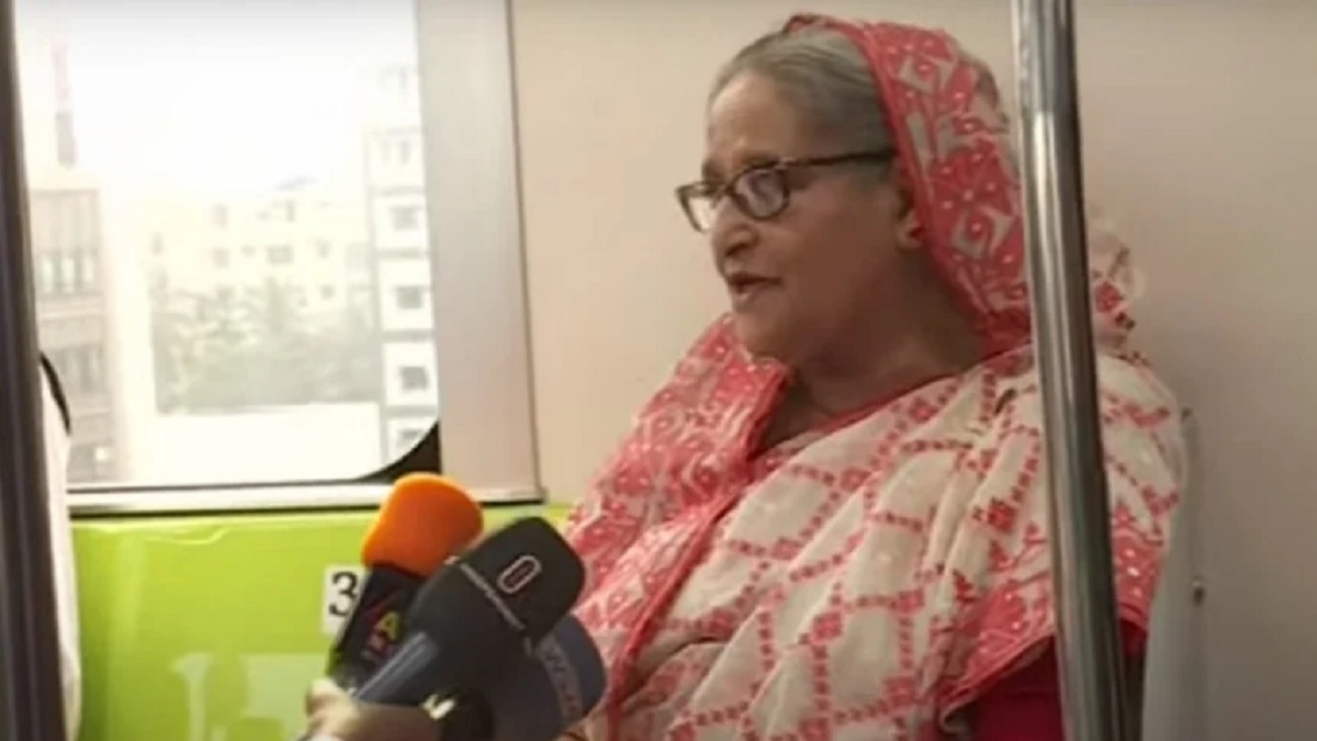 মেট্রোরেলে চড়ে আগারগাঁও থেকে মতিঝিল গেলেন প্রধানমন্ত্রী