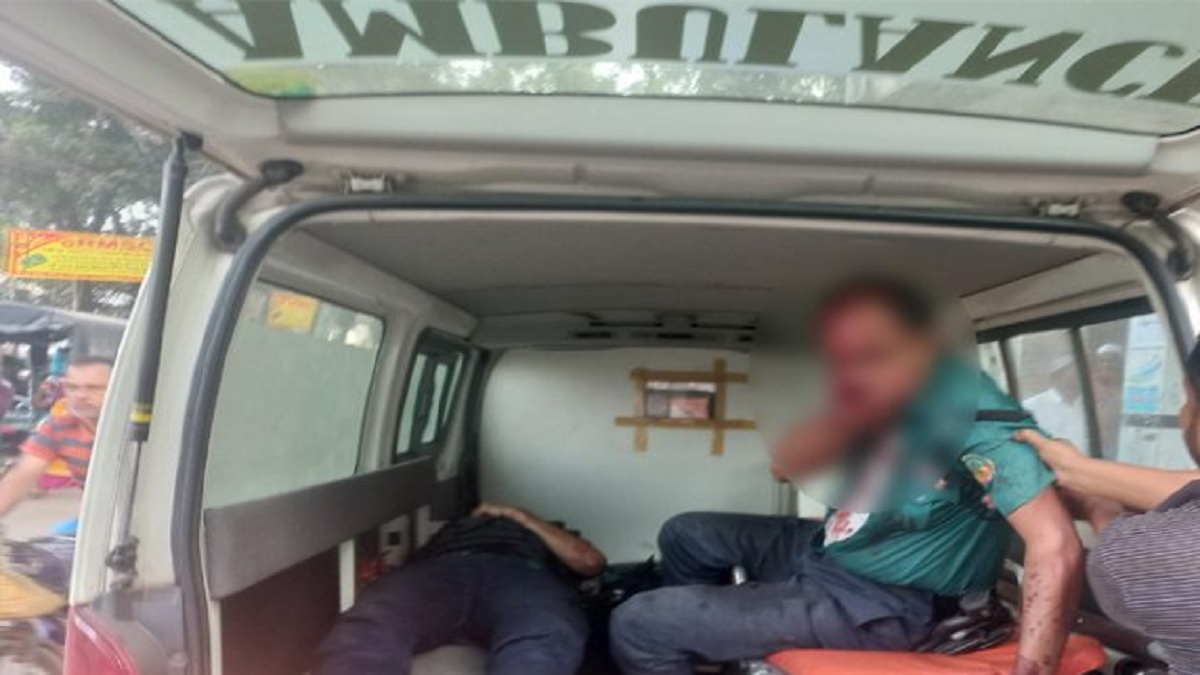 গাজীপুরে শ্রমিকদের সাথে সংঘর্ষে ৮ পুলিশ সদস্য আহত