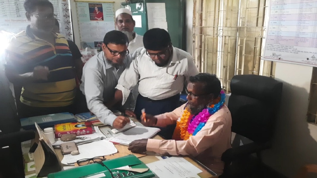 ২০ বছর মামলা লড়ে চাকরি ফিরে পেলেন আকবর