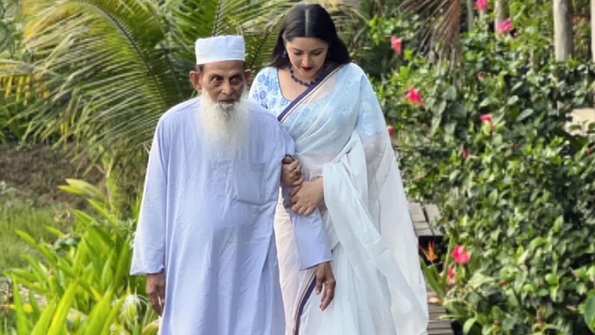 নানার মৃত্যুতে হতবিহ্বল পরীমণি