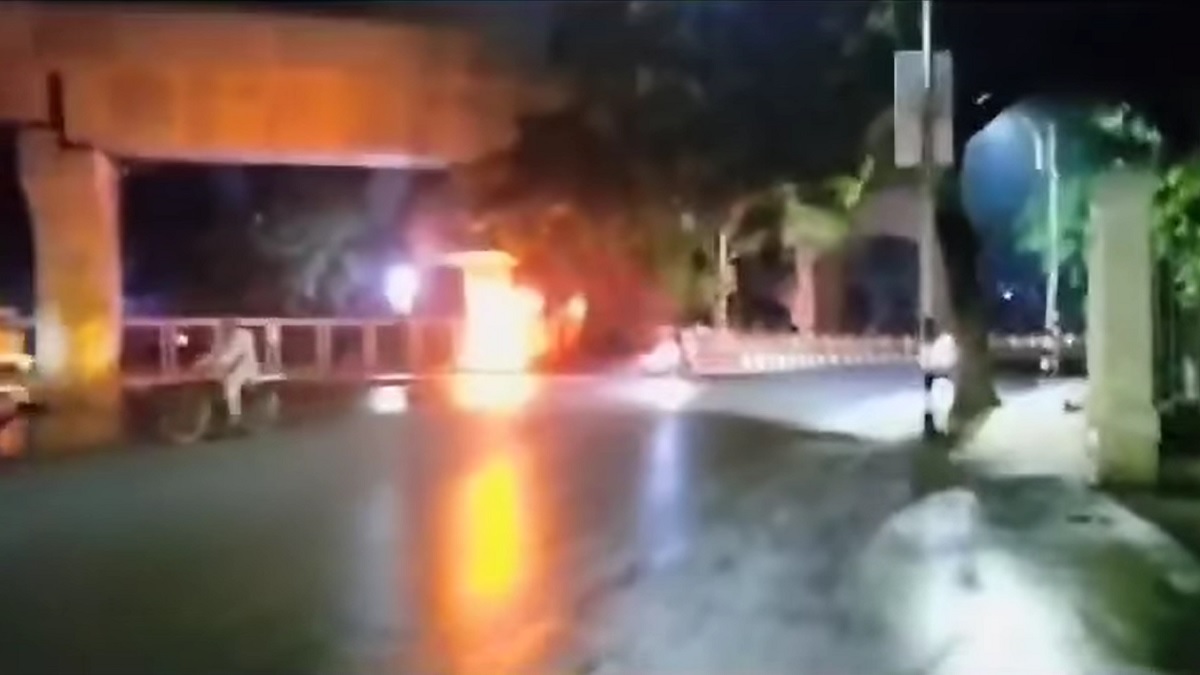 জাতীয় প্রেসক্লাবের সামনে পুলিশ বক্সে আগুন