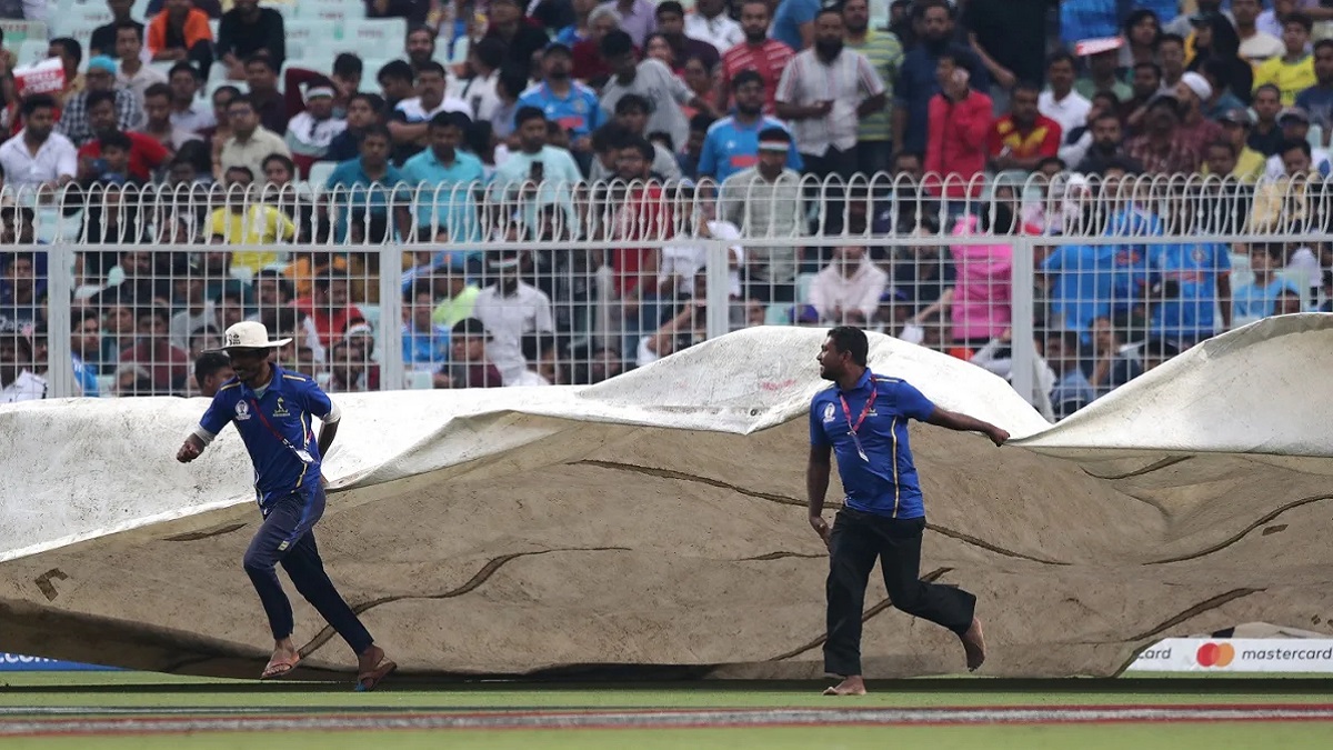 ইডেনে থেমেছে বৃষ্টি; শুরু হলো খেলা