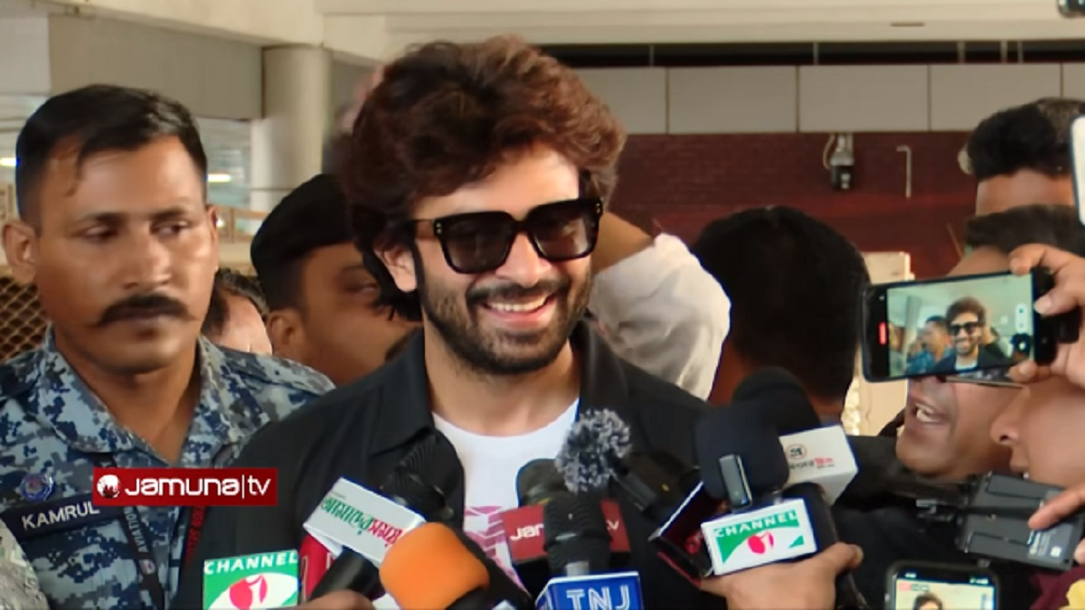 মুম্বাইয়ের সাথে আরও কিছু সিনেমার পরিকল্পনা চলছে: দেশে ফিরে শাকিব