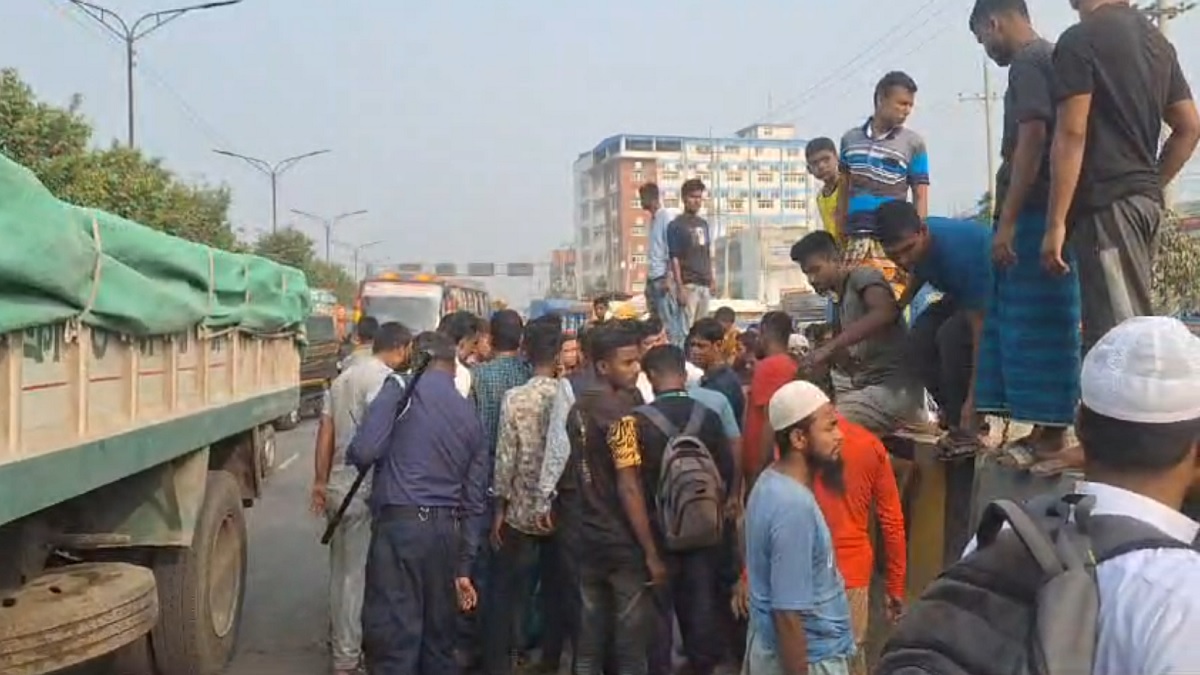 সাভারে বাসচাপায় নারী পুলিশ সদস্য নিহত