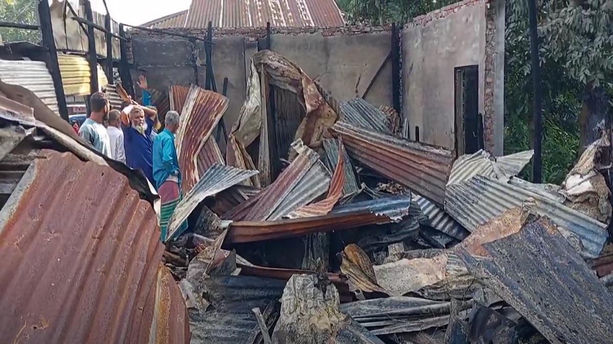 শরীয়তপুরে আগুনে পুড়লো ১১ দোকান