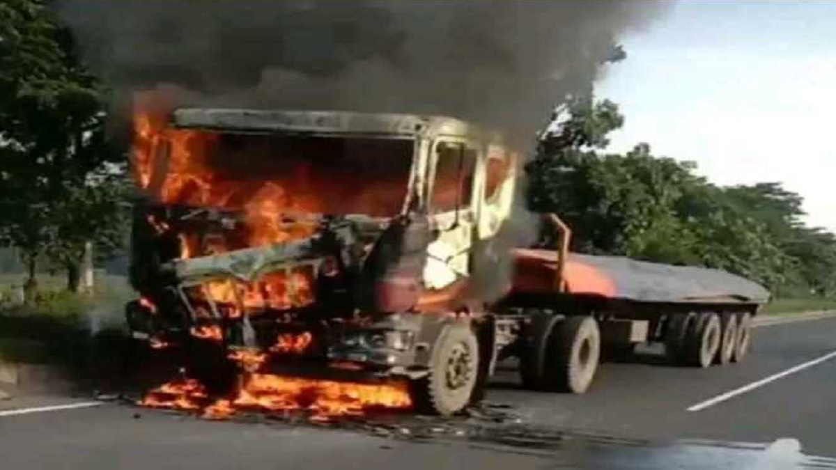 সীতাকুণ্ডে রডবোঝাই লরিতে আগুন