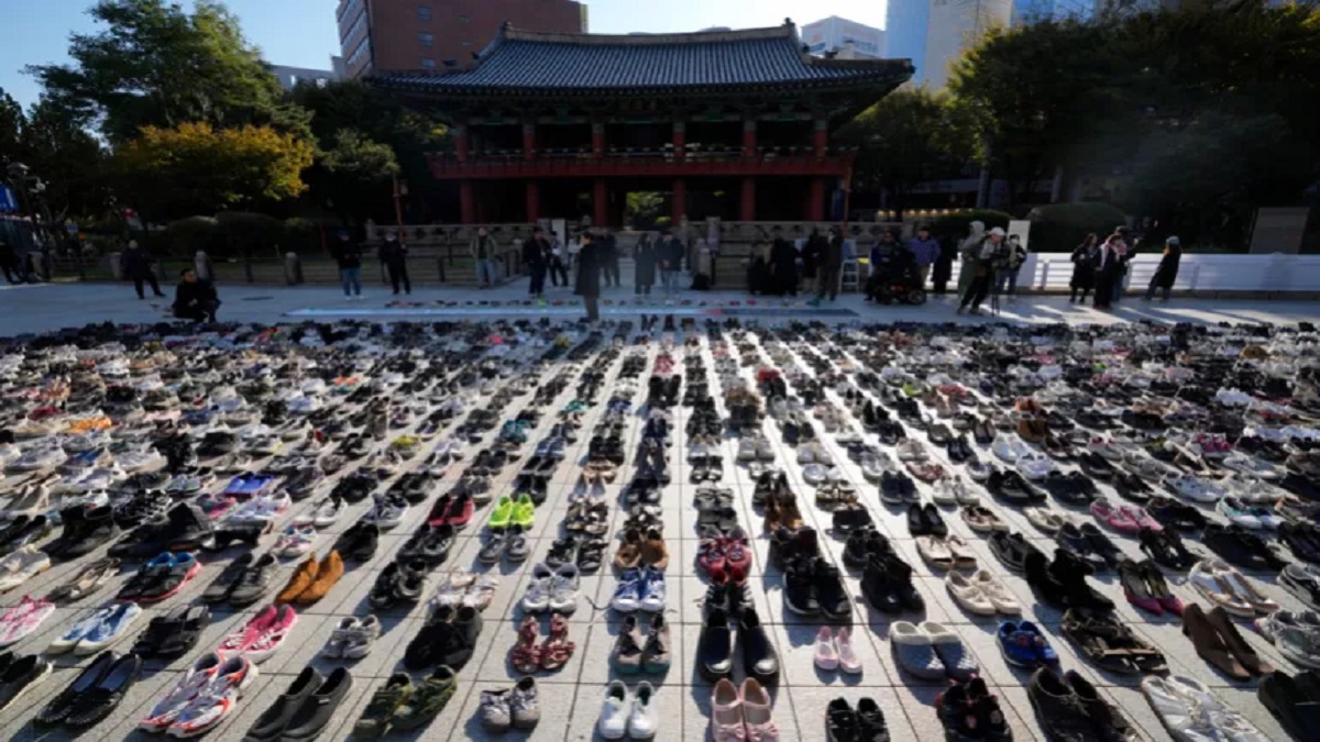 ছবি: জুতোয় ফুল রেখে ইসরায়েলি আগ্রাসনের প্রতিবাদ জানালো দক্ষিণ কোরিয়ানরা
