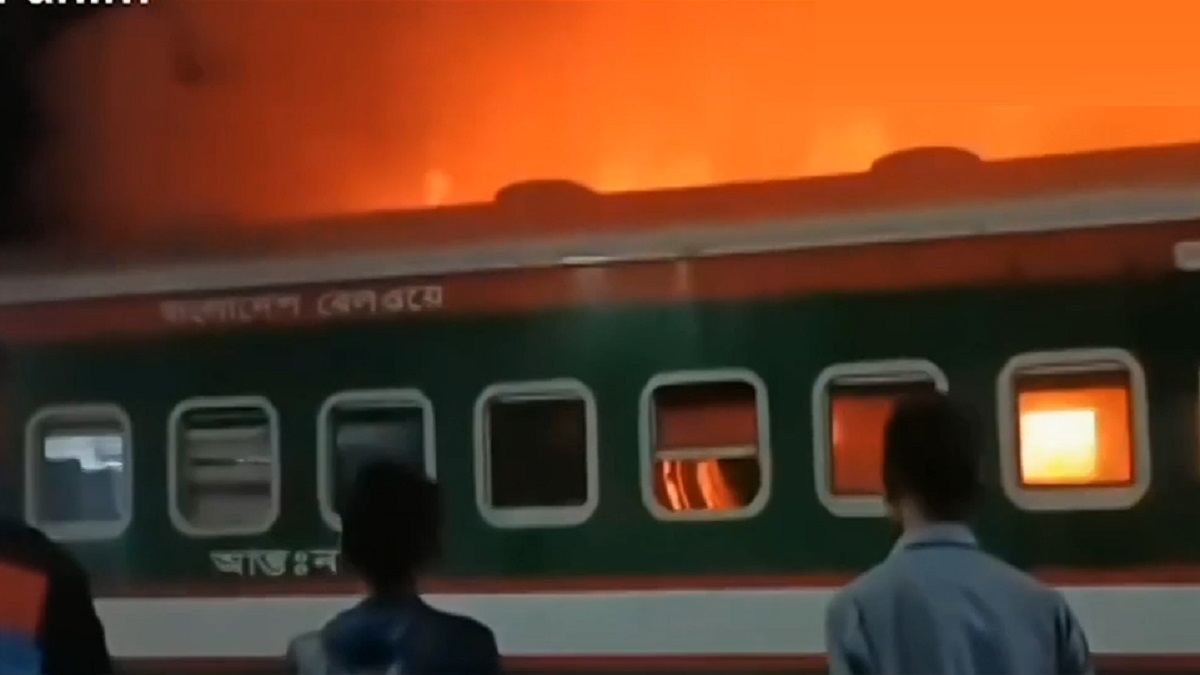 টাঙ্গাইলে দাঁড়িয়ে থাকা ট্রেনে দুর্বৃত্তদের আগুন