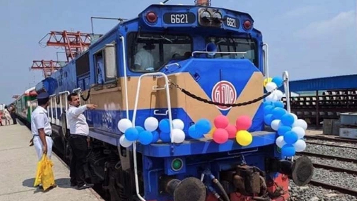 পদ্মা সেতু হয়ে ঢাকার উদ্দেশে খুলনা থেকে ছেড়ে এসেছে প্রথম যাত্রীবাহী ট্রেন