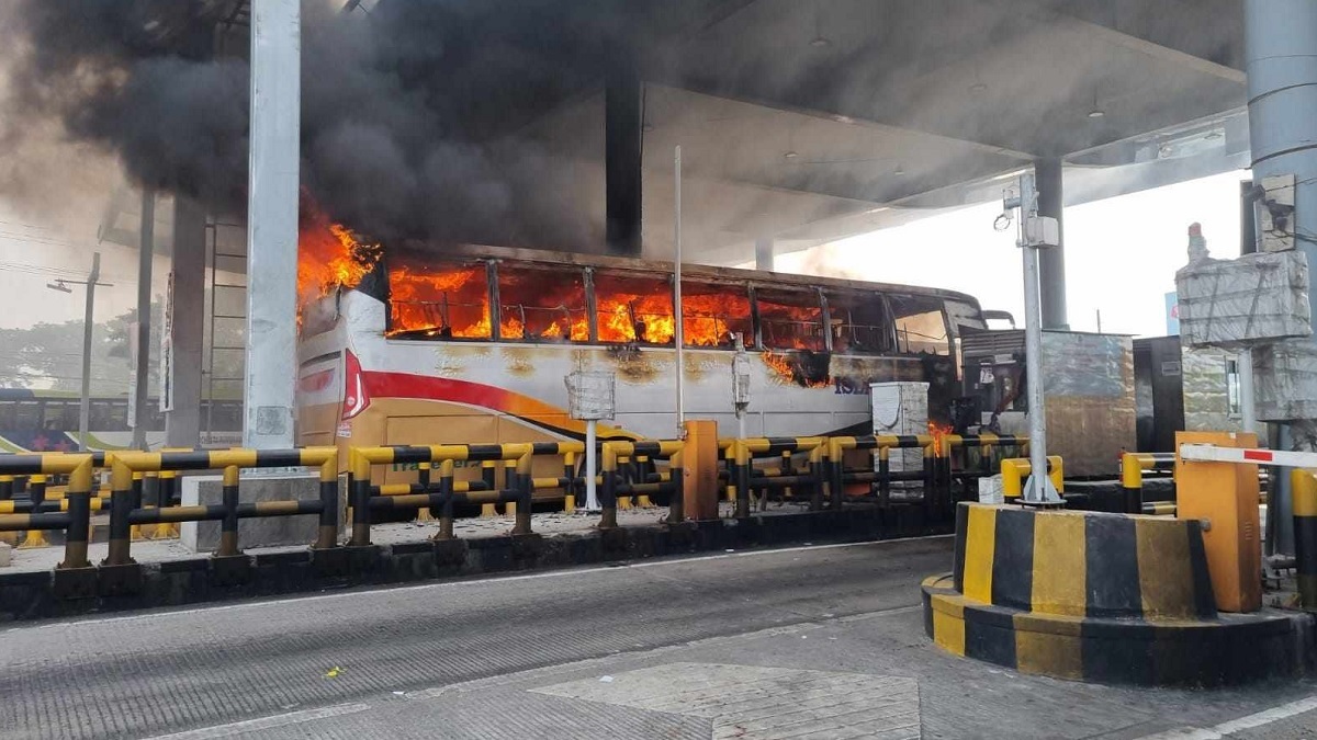 বঙ্গবন্ধু এক্সপ্রেসওয়ের টোল প্লাজায় বাসে আগুন, দগ্ধ ৩