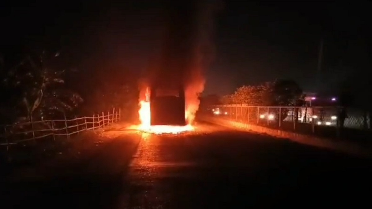 আশুলিয়ায় বাসে আগুন