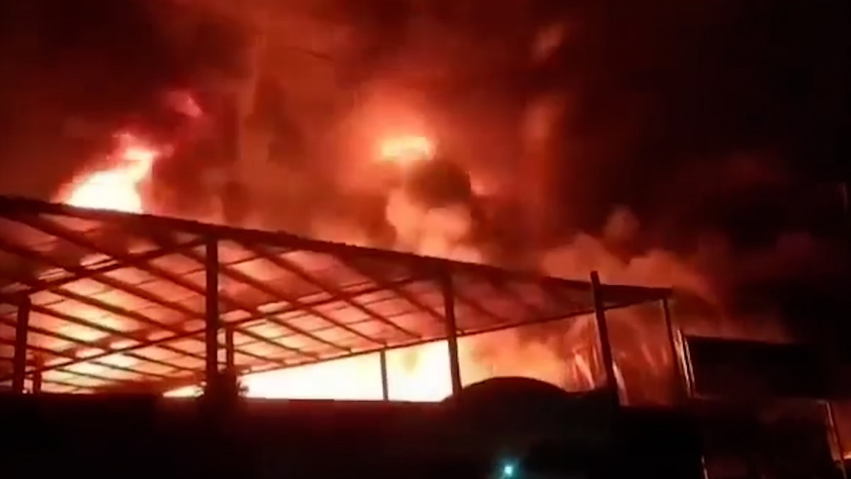 গাজীপুরে কয়েল কারখানায় আগুন