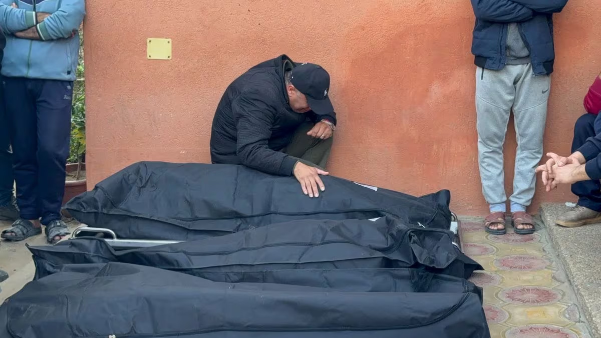 গাজায় নৃশংসতা: ইসরায়েলি হামলায় একদিনে একই পরিবারের ৭৬ সদস্যের মৃত্যু