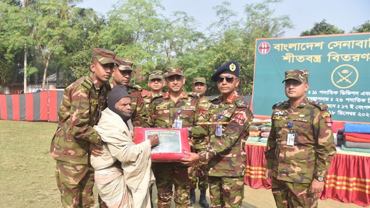 সিংড়ায় শীতার্তদের কম্বল বিতরণ করলো সেনাবাহিনী
