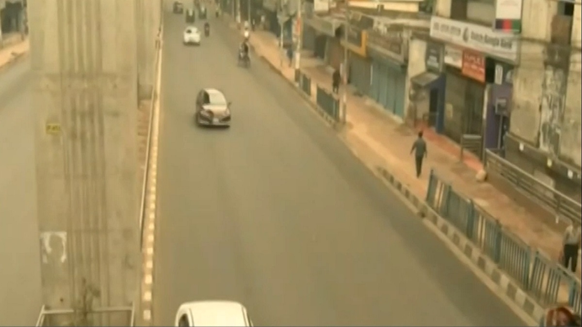 অবরোধে রাজধানীতে যান চলাচল কম