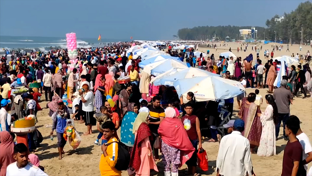 ছুটির দিনে কক্সবাজারে পর্যটকদের উপচে পড়া ভিড়