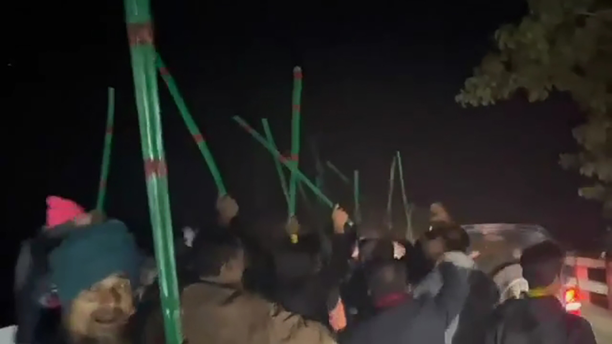 বৈঠা হাতে জাফর উল্যাহর সভায় কর্মী-সমর্থকরা