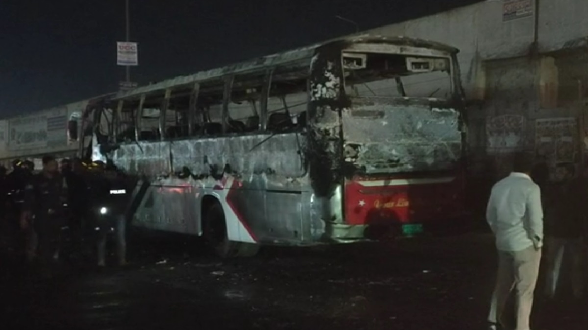 গাজীপুরের কালিয়াকৈরে যাত্রীবাহী বাসে আগুন