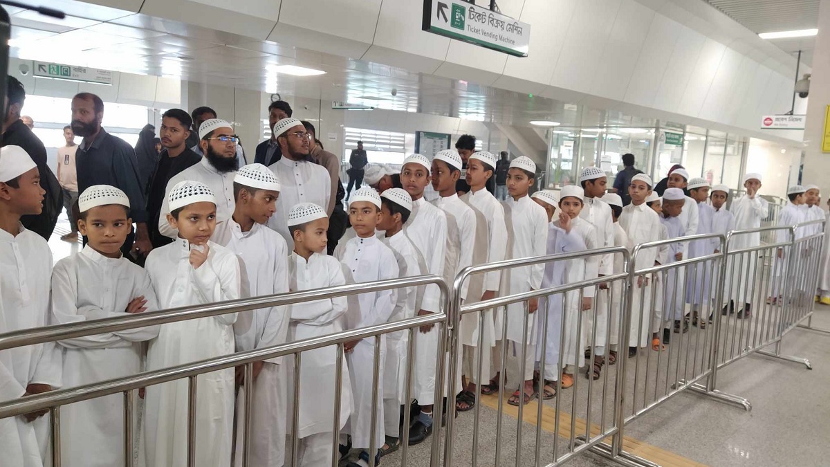 মেট্রোরেলে চড়লেন ১০৫ মাদরাসা শিক্ষার্থী